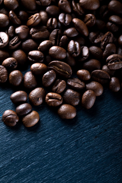 深色木质背景上的咖啡豆。图片下载