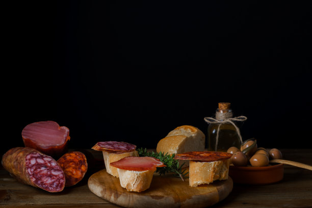 各种典型的西班牙香肠放在木板上图片下载