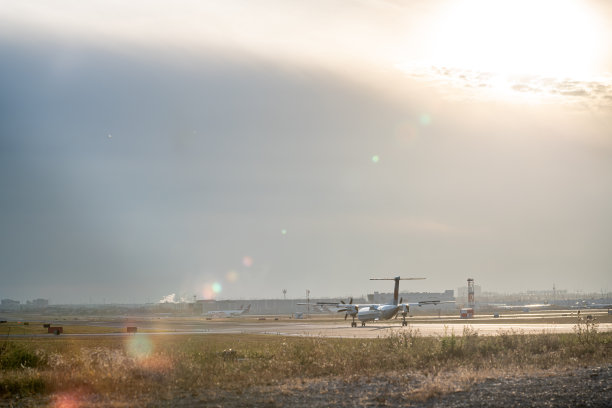 黄昏时分，加拿大多伦多皮尔森国际机场跑道上的飞机滑行图片下载