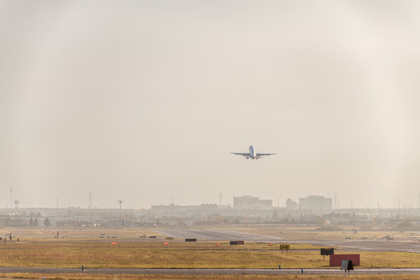 黄昏时分，加拿大多伦多皮尔森国际机场跑道上的飞机起飞图片下载