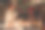 年轻女子享受圣诞假期放松在家一杯热巧克力图片下载