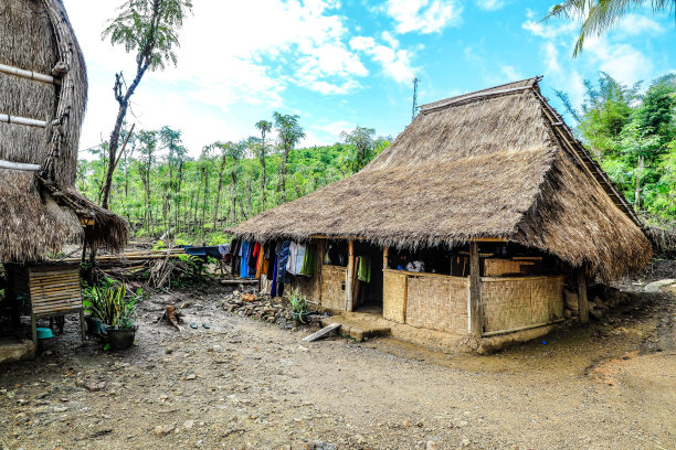 印度尼西亚龙目岛Sasak村Ende的有人居住的小屋图片下载