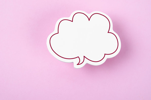 在粉色背景上的语音泡泡与复制空间交流说话说话的概念。图片下载