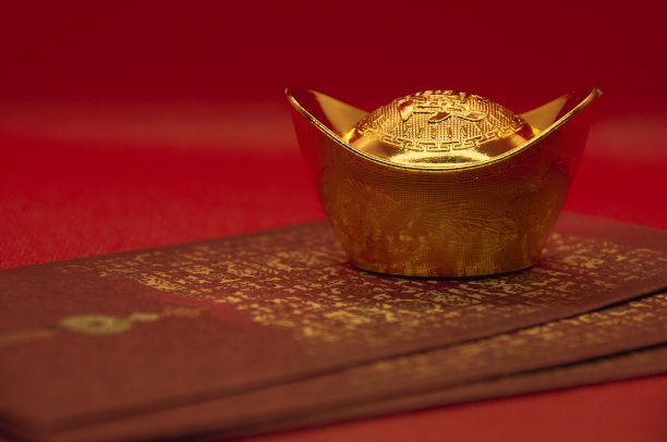 近距离拍摄中国年糕上的金锭。具有可定制的文本空间。图片下载