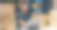 亚洲商人使用条形码机扫描纸盒中的客户数据，在笔记本电脑上输入在线注册信息，订单明细，在仓库发送快递。图片下载