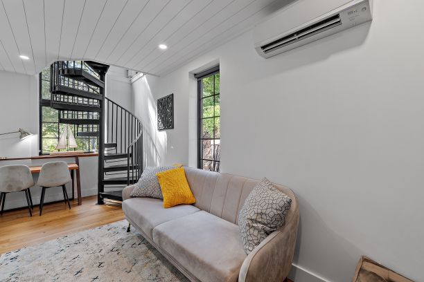 白色砖墙的现代客厅的漂亮照片图片下载