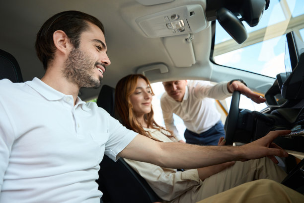 买主在销售人员的协助下挑选新车图片下载