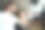 买主在销售人员的协助下挑选新车图片下载
