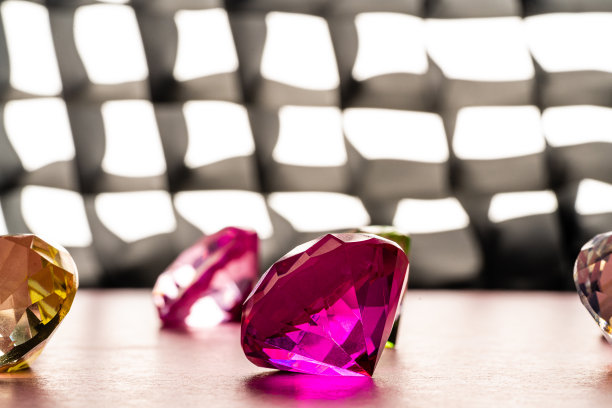 大量的红色玫瑰大钻石与黄色和粉色的黑色方块有趣的白色黑色背景闪闪发光的珠宝图片下载