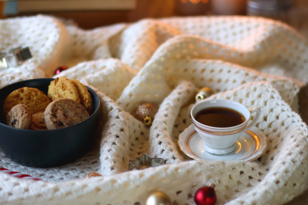 圣诞装饰品，饼干，茶和书图片下载