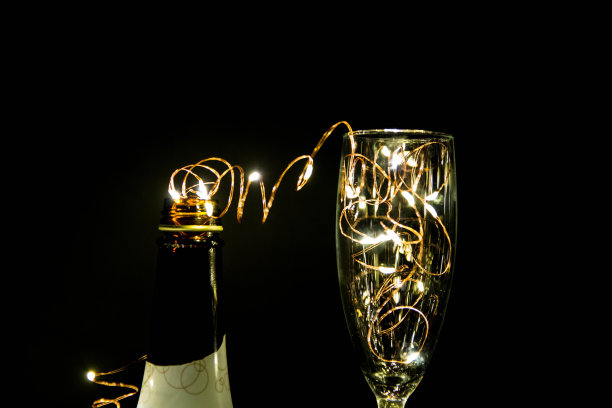 配上圣诞彩灯的香槟。空间复制。图片下载