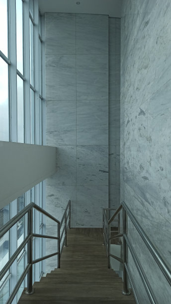 酒店大楼的紧急楼梯图片下载