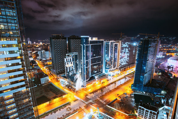 街道夜晚城市交通和高楼大厦。高架视图城市景观天际线。夜灯照明。工业的概念。建筑行业。图片下载