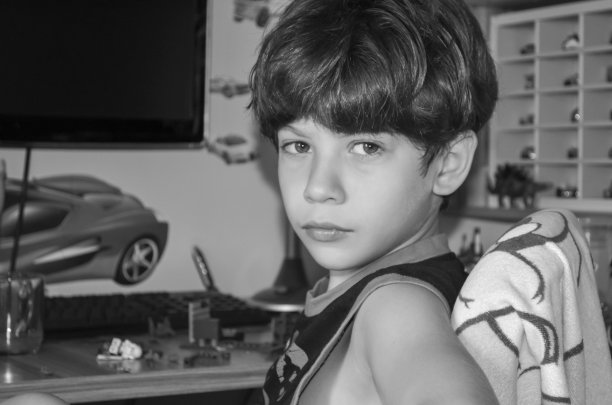 卧室里一个安静严肃的孩子的黑白肖像图片下载