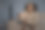 在房间里看电视的女人图片下载