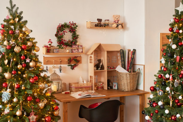 寒假和假期。圣诞和新年装饰背景。圣诞树和玩具。圣诞老人的住所。度假公寓内饰图片下载