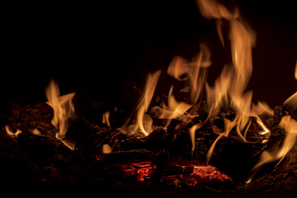 壁炉在冬天的高温下燃起火焰图片下载