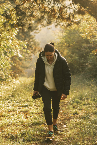 摄影师走在森林里图片下载