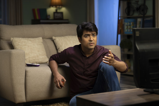 年轻人在家里看电视，照片图片下载