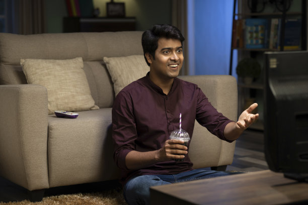 年轻人在家里看电视，照片图片下载