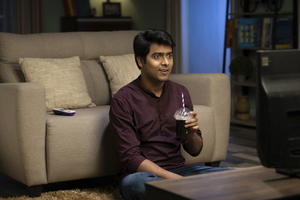 年轻人在家里看电视，照片图片下载