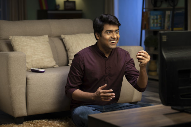 年轻人在家里看电视，照片图片下载