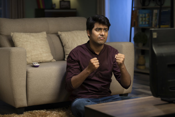 年轻人在家里看电视，照片图片下载