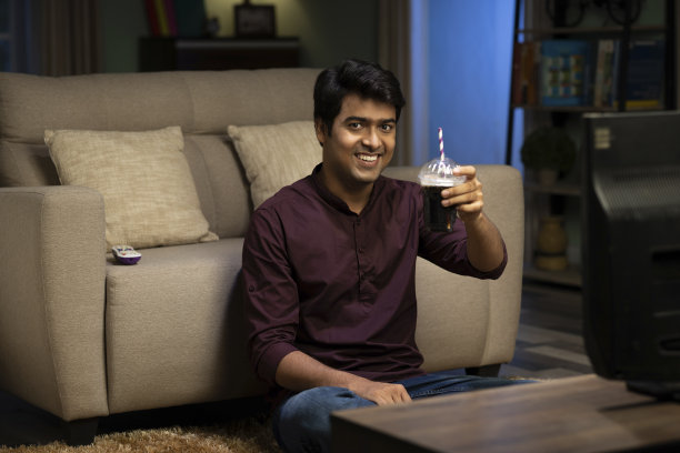 年轻人在家里看电视，照片图片下载