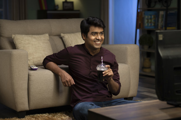 年轻人在家里看电视，照片图片下载