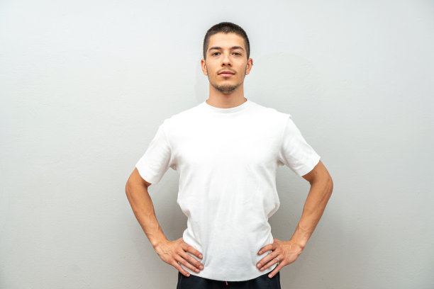 年轻男子的肖像在灰色的墙前图片下载