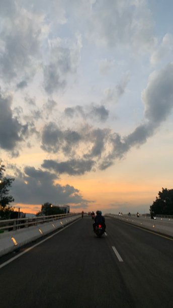 路上的日落景色图片下载