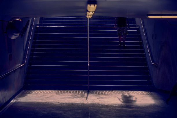 平静地走上楼梯图片下载