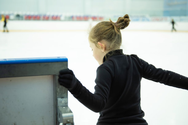 一个小女孩去溜冰场上一节课。图片下载