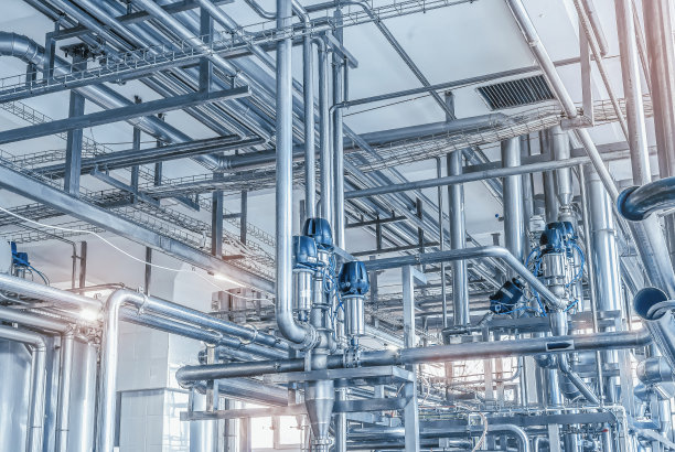 食品加工厂的闪亮不锈钢金属管，抽象的工业背景。图片下载