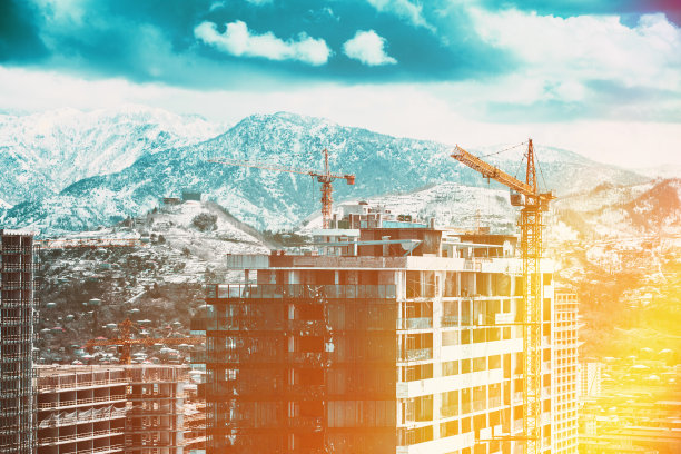 蓝天上的新住宅多层住宅。房地产，发展产业。高架景观城市天际线。光照明。工业的概念。建筑行业图片下载