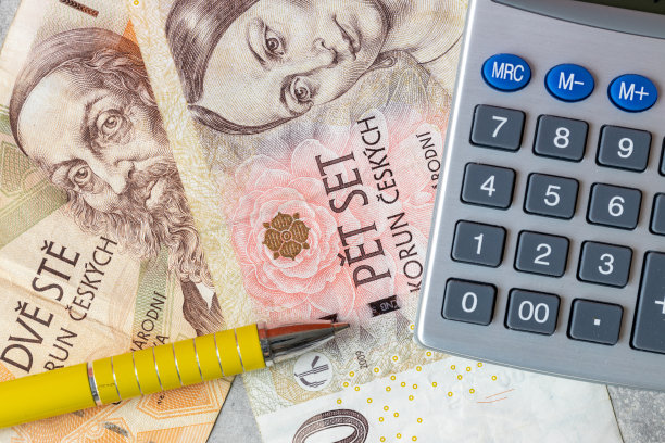 捷克共和国的金融结算，概念，200和500捷克克币躺在计算器和黄色钢笔捷克共和国的税收，近景，俯视图图片下载