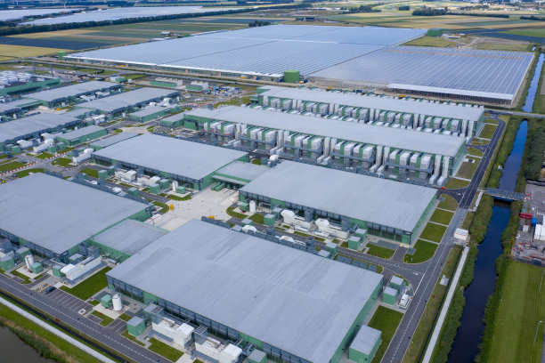 新型计算机数据中心的无人机鸟瞰图图片下载