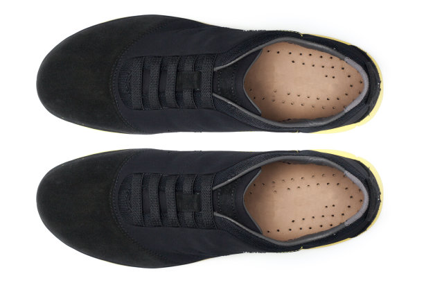 鞋子孤立在白色背景上。前视图。图片下载