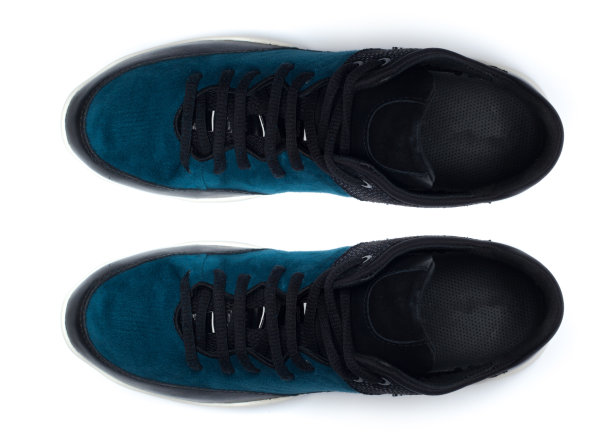 鞋子孤立在白色背景上。前视图。图片下载