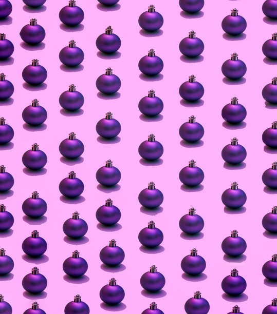 圣诞图案与紫色装饰球的背景，复制空间，俯视图，创意平面铺设。图片下载