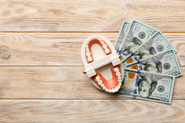 有白牙齿和美钞的人类下巴的特写模型。牙科概念照片。假牙科。带有复制空间的假teet顶视图图片下载