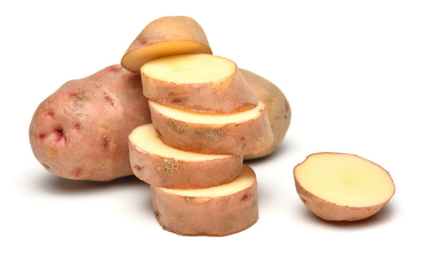 完整的和切片的土豆，物体被孤立在白色的背景上图片下载
