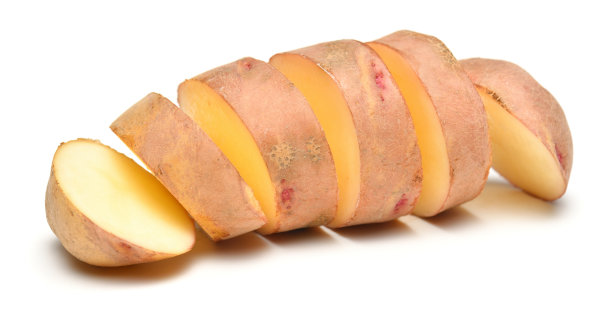 一个切片生土豆特写，物体被孤立在白色背景图片下载