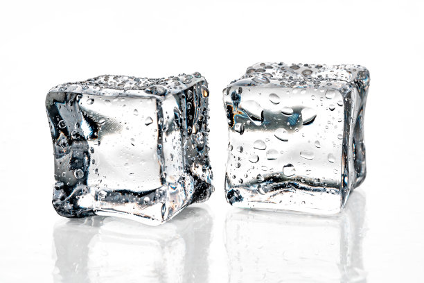 白色背景上的冰块。图片下载