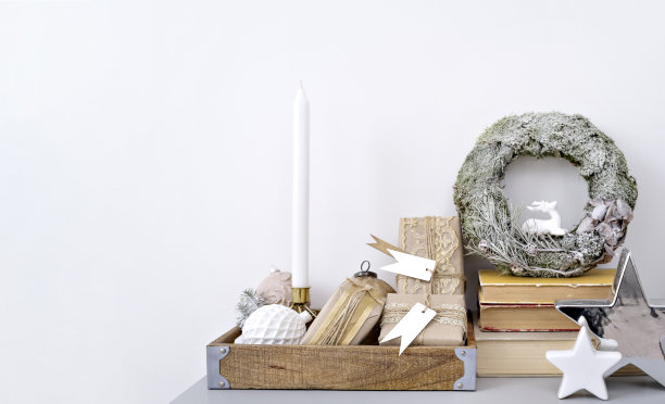 寒假作文用复制空间。磨砂云杉花环，礼品盒，闪亮的小玩意和蜡烛在木托盘。用一件漂亮的圣诞装饰进入节日季节。图片下载