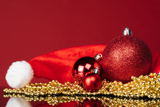 美丽的圣诞小玩意近在一个暗红色的背景图片下载