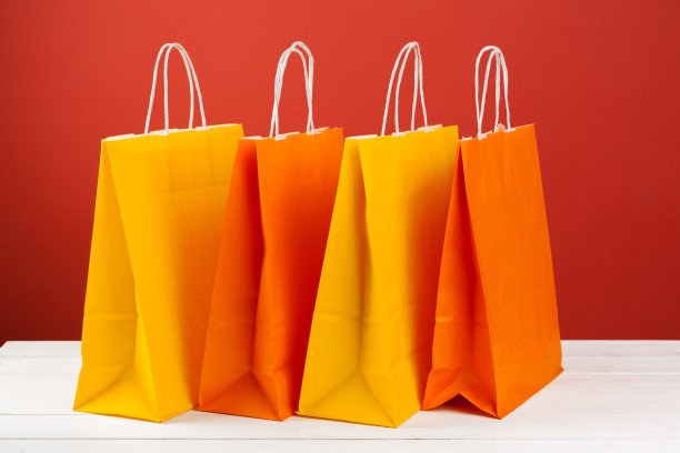 纸购物袋与复制空间的红色背景图片下载