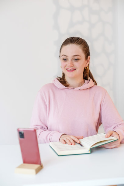 年轻女子利用互联网和移动设备进行大师班。视频会议。图片下载