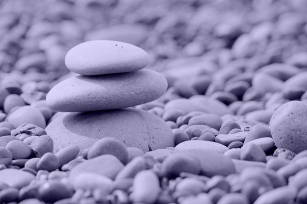 2023年度数字薰衣草色。沙滩上的鹅卵石。照片采用了2023年的潮流色彩。图片下载