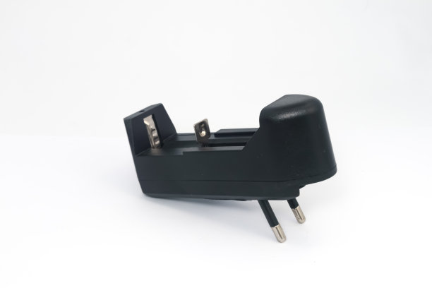 白色背景上的一个AA或AAA电池充电器。图片下载